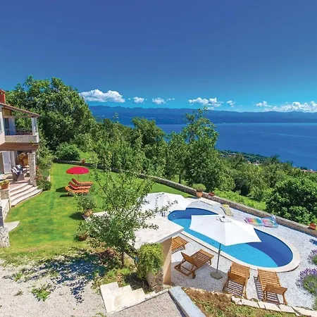 Σπίτι διακοπών Cozy In With Outdoor Swimming Pool
