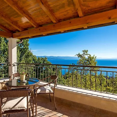 Σπίτι διακοπών Cozy In With Outdoor Swimming Pool Lovran