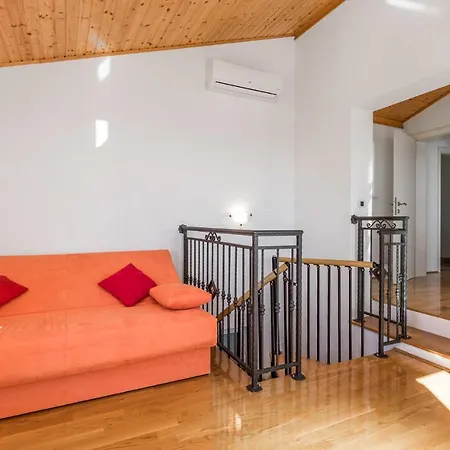 Σπίτι διακοπών Cozy In With Outdoor Swimming Pool