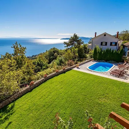 Σπίτι διακοπών Cozy In With Outdoor Swimming Pool *