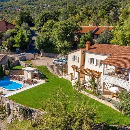 Cozy In With Outdoor Swimming Pool Σπίτι διακοπών *