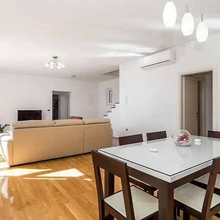 Σπίτι διακοπών Cozy In With Outdoor Swimming Pool