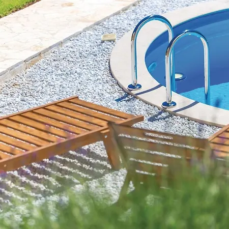 Σπίτι διακοπών Cozy In With Outdoor Swimming Pool