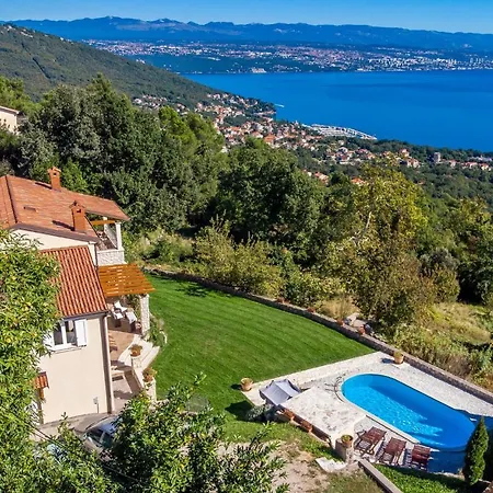 Cozy In With Outdoor Swimming Pool *
