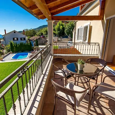 Cozy In With Outdoor Swimming Pool Σπίτι διακοπών *